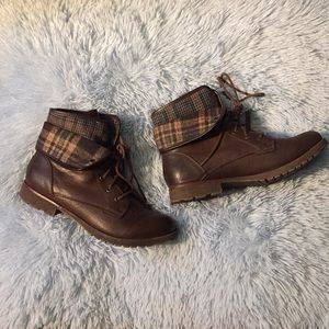 ☄️Brown booties with plaid accent☄️